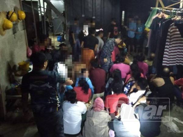 Antara warga asing yang ditahan dalam operasi di rumah kongsi sekitar Shah Alam awal pagi tadi.
