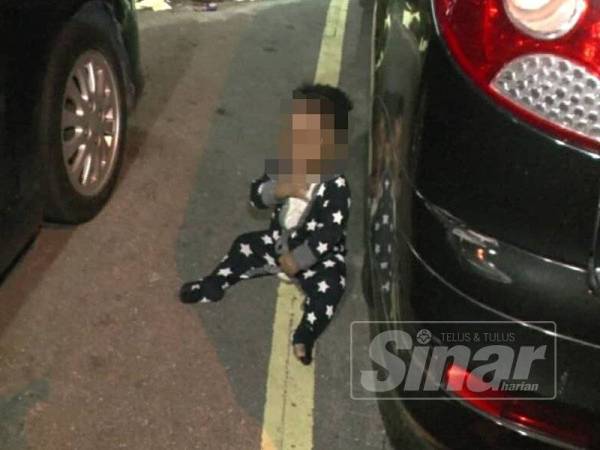 Bayi lelaki yang ditinggalkan oleh penjaganya di celah kenderaan semasa operasi Ops Bersepadu di sekitar Kuala Lumpur kelmarin.
