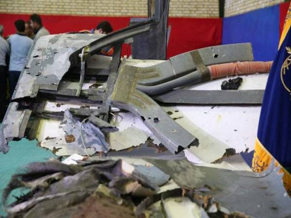 Iran menunjukkan serpihan dron Tentera Laut AS yang ditembak jatuh pada Khamis lalu.