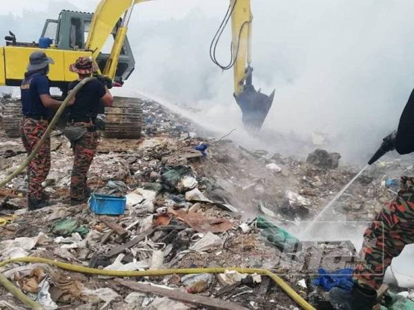 Anggota bomba menjalankan kerja-kerja pemadaman di tapak sampah haram yang berlaku di kawasan Bandar Bukit Puchong bersebelahan Plaza Tol Lebuhraya Damansara Puchong (LDP). - Foto Facebook Ng Sze Han (Unit Pengurusan Bencana Selangor).