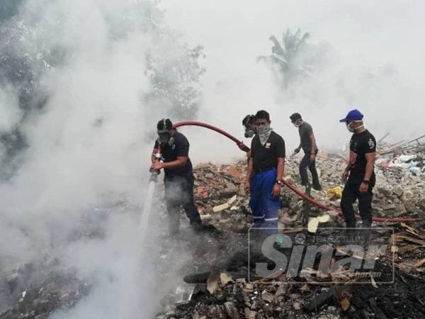 Anggota bomba yang bertugas memakai topeng muka sebagai langkah keselamatan.