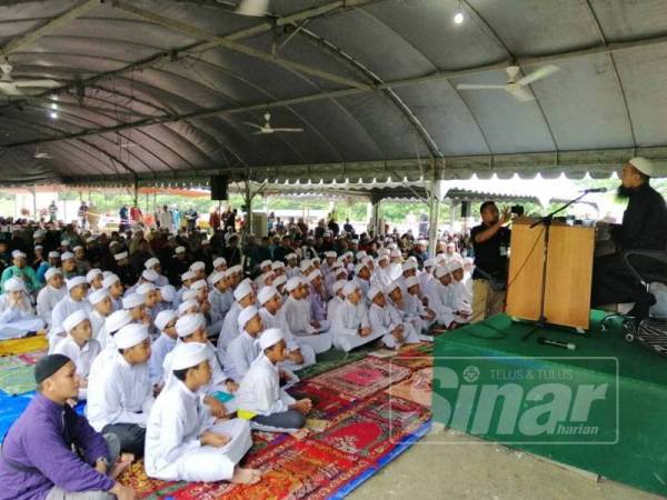 Orang ramai sedang mendengar kuliah disampaikan UAI. 