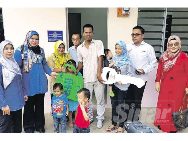 Rina menyerahkan kunci kepada salah seorang penerima bantuan di bawah kementerian sebelum ini.