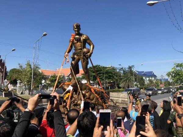 Patung Saman Gunan kini ditempatkan di pintu masuk gua Tham Luang.