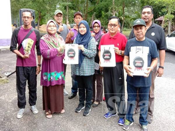 Nor Nadia (tengah) menyampaikan cenderahati kepada wakil badan bukan kerajaan yang menyertai program gotong royong.