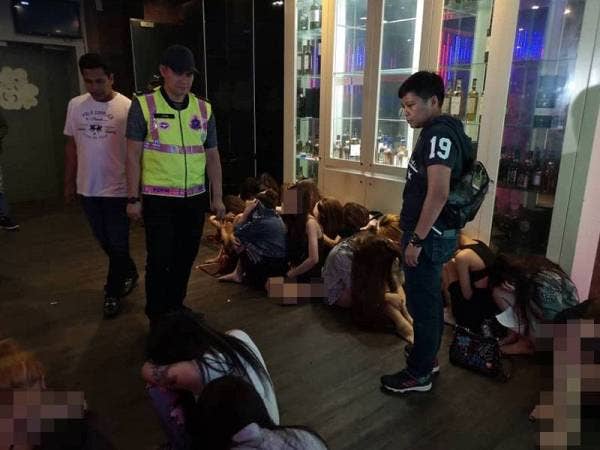 Sebahagian GRO yang ditahan dalam serbuan awal pagi tadi di sebuah premis di Bandar Puchong Jaya. - Foto Polis Selangor