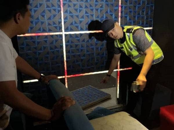 Polis berjaya menemui bilik rahsia yang dijadikan port untuk GRO bersembunyi mengelak dikesan pihak berkuasa. - Foto Polis Selangor