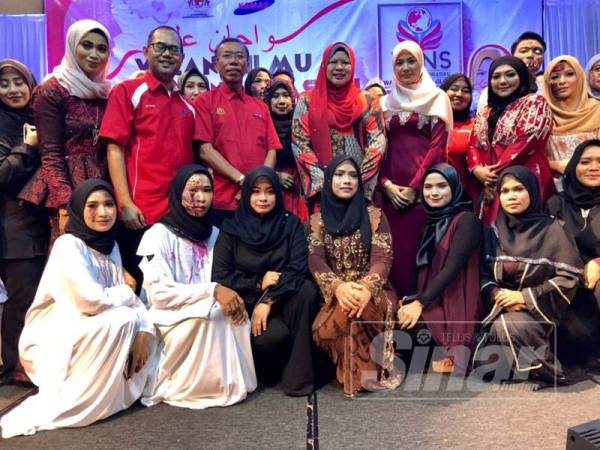 Rina bersama Peserta Wins Kelantan.