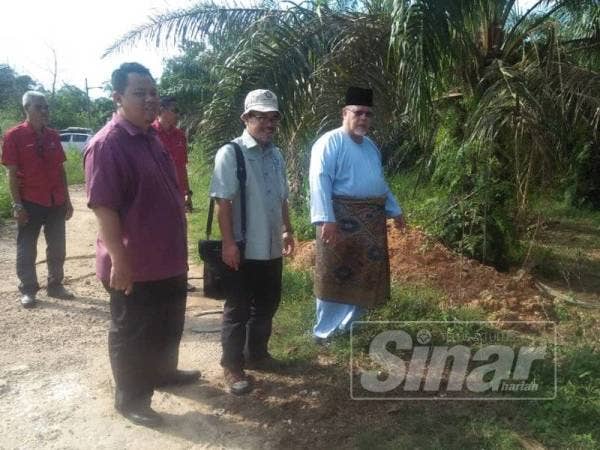 Aminolhuda (kanan) menunjukkan lokasi gajah yang ditemui mati dipercayai termakan racun di Kampung Sri Timur, Kluang.
