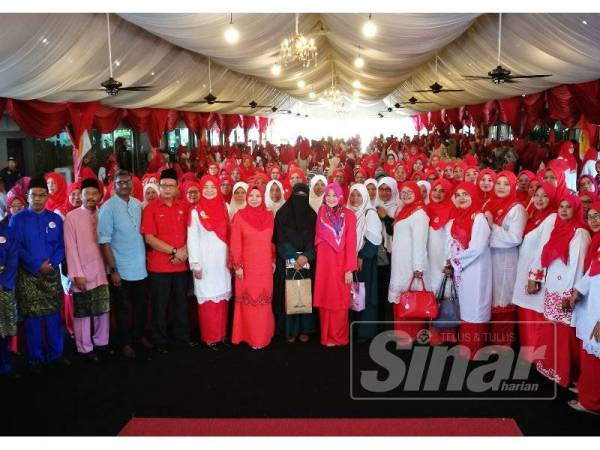 Wanita UMNO bergambar kenangan sempena Persidangan Perwakilan Wanita UMNO Bahagian Sungai Petani 2019 di Hotel Zaques, Sungai Petani hari ini.