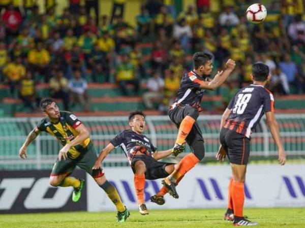 Pertahanan Felda United mengeluarkan bola dari kawasan bahaya sebelum sampai kepada penyerang Kedah, Fernando Ortega (kiri). - Foto FB KFA