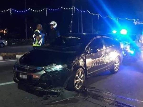 Polis menemui dadah, pistol mainan dan vest polis dalam kereta yang dinaiki dua suspek semalam. - Foto ihsan pembaca.