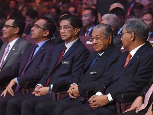 Tun Dr Mahathir hadir pada Persidangan Minyak dan Gas Asia Ke-20 (AOGC 2019) di Dewan Plenari, Pusat Konvensyen Kuala Lumpur (KLCC) hari ini. - Foto Bernama