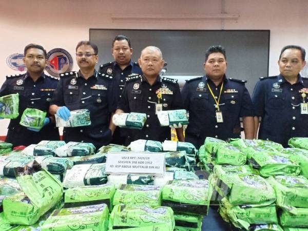 Noor Azam (tiga,kanan) menunjukkan dadah syabu yang dirampas dalam serbuan di sebuah rumah teres di Subang Mewah Jumaat lalu.