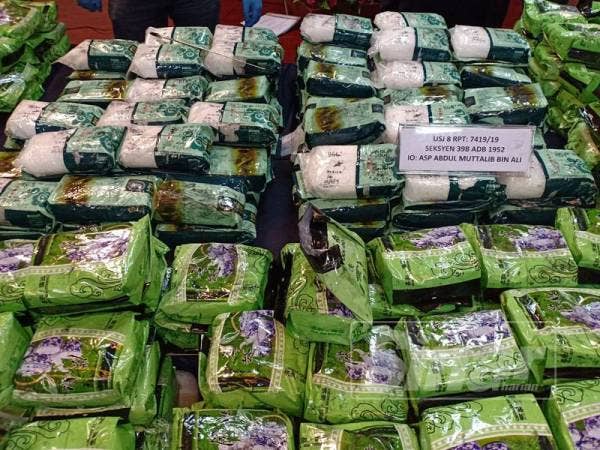 Dadah jenis syabu dibungkus dalam bungkusan teh cina.