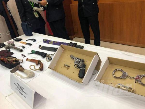 Pistol, gari dan pelbagai senjata tajam termasuk pedang, golok dan tukul yang ditemui di dalam kereta yang dinaiki kedua-dua suspek.