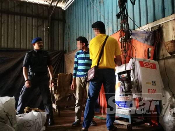 Pekerja warga asing yang sedang memproses baja di sebuah gudang haram.