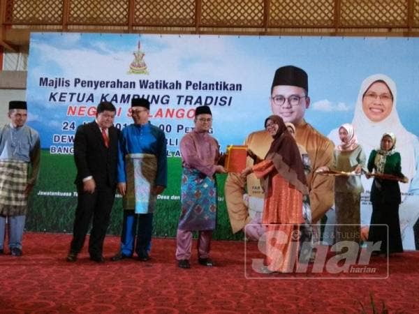 Amirudin menyampaikan watikah pelantikan kepada salah seorang daripada 292 Ketua Kampung Tradisi Selangor di Dewan Jubli Perak, Pejabat Setiausaha Kerajaan Negeri Selangor (SUK) hari ini.