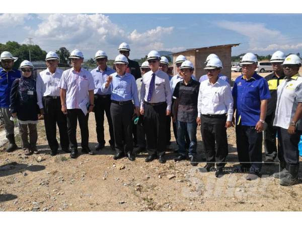 Boon Chye (enam, kiri) mengadakan lawatan ke tapak pembinaan Hospital Parit Buntar sambil diiringi wakil JKR, kontraktor dan Kementerian Kesihatan di Simpang Lima, Parit Buntar hari ini.