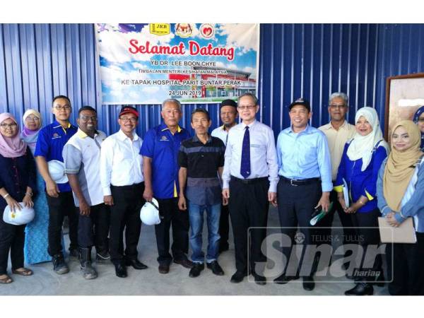 Boon Chye (enam, kanan) bergambar bersama perwakilan dari JKR, Kementerian Kesihatan dan kontraktor sewaktu menghadiri sesi lawatan ke tapak pembinaan Hospital Parit Buntar hari ini.