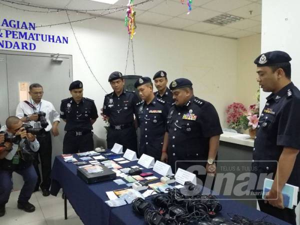 Shanmugamoorthy (dua, kanan) menunjukkan barang rampasan pada sidang media di IPD Sentul hari ini.