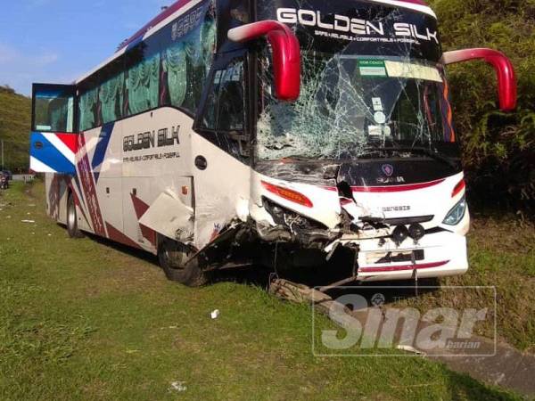 Kemalangan maut yang mengorbankan tiga nyawa turut membabitkan sebuah bas namun, penumpang dan pemandu dilaporkan selamat.