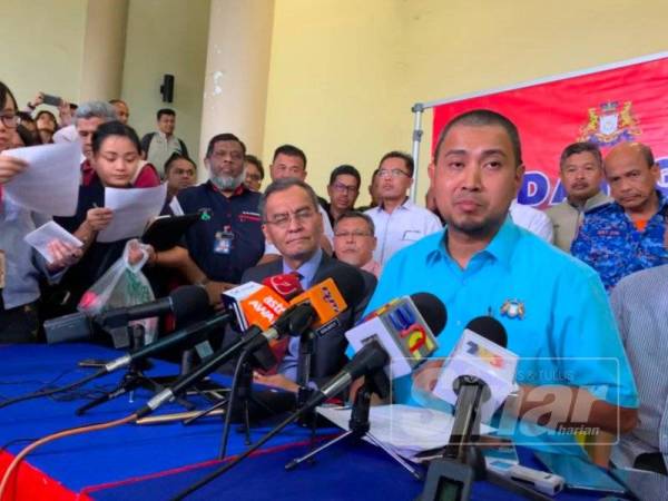 Dzulkefly (kiri) dan Sahruddin (kanan) pada sidang media di Pusat Gerakan Operasi Pemantauan di Stadium Tertutup Majlis Perbandaran Pasir Gudang.