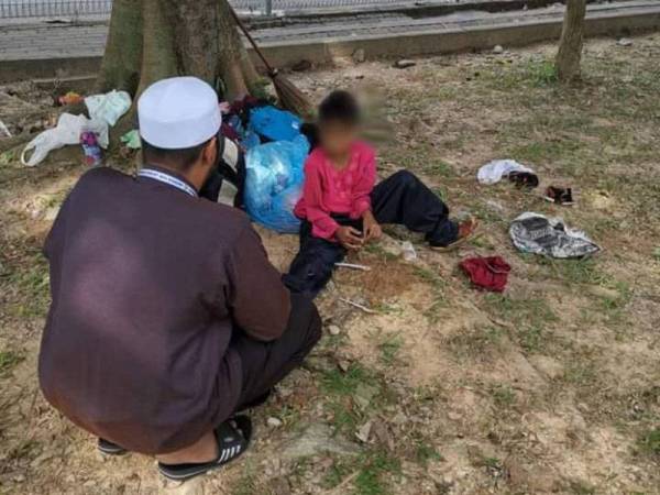 Skuad Zakat Selangor segera ke lokasi selepas menerima aduan orang ramai - FOTO IHSAN FB LEMBAGA ZAKAT SELANGOR