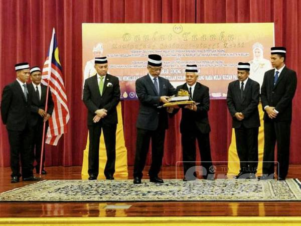 Al Sultan Abdullah (empat kanan) menerima cenderahati album pendakiam daripada Nik Naizi (tiga kanan)