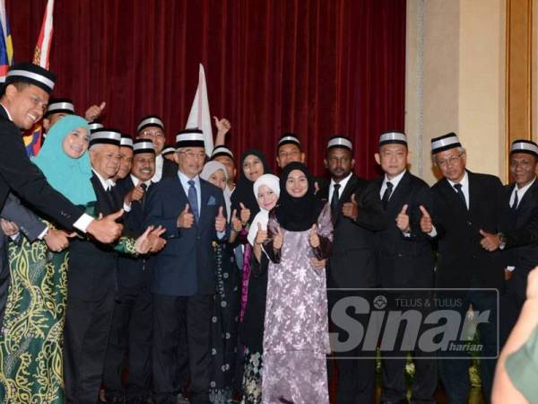 Al Sultan bergambar bersama sebahagian para pendaki