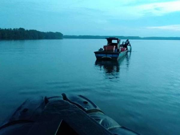 Bot pukat rawa sorong yang disita Jabatan Perikanan selepas ditinggalkan suspek dalam operasi penguatkuasaan jabatan berkenaan hari ini.