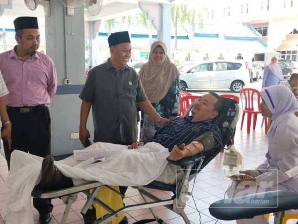Mat Azmi (tiga dari kiri) beramah dengan peserta derma darah.