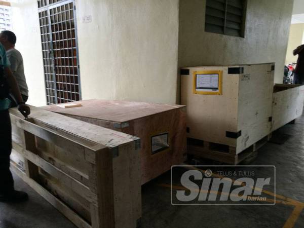 Barang-barang membina lif yang telah sampai namun dikatakan tiada sebarang operasi sejak bulan lepas.