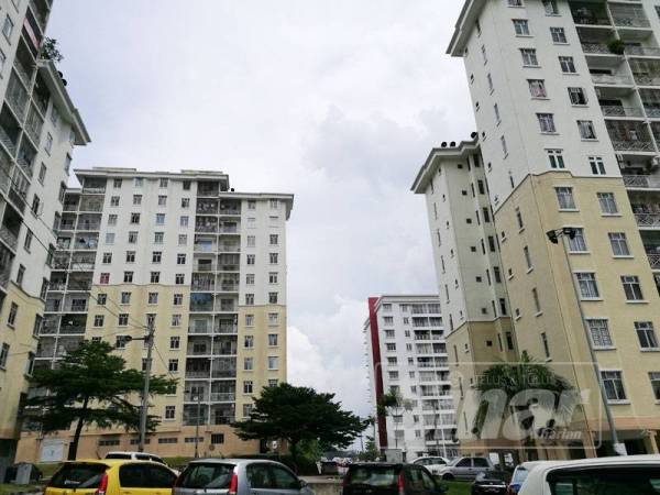 Hanya sebuah lif yang beroperasi di tujuh blok di pangsapuri ini.