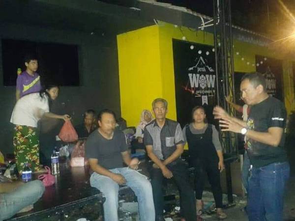 Pihak parti komponen PH Melayu ketika menemui dua keluarga berkenaan di ruang niaga Kinta Riverfront baru-baru ini.