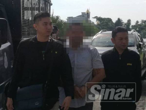 Kedua-dua suspek tiba kira-kira jam 10.30 pagi di pekarangan mahkamah berkenaan sambil diiringi anggota SPRM Kedah.