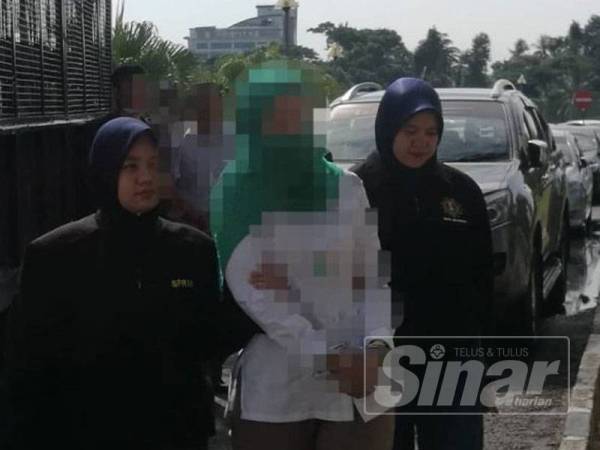 Kedua-dua suspek tiba kira-kira jam 10.30 pagi di pekarangan mahkamah berkenaan sambil diiringi anggota SPRM Kedah.