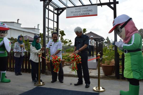 Shafe'ee (depan, dua dari kiri) dan Asmat (kanan) memotong reben sebagai tanda simbolik perasmian Eco Garden di Sungai Choh baru-baru ini.
