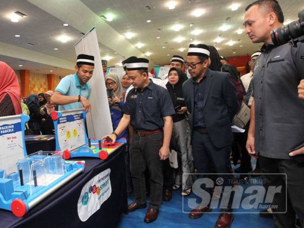 Maszlee (tengah) merasmikan Kolokium Pendidikan Sains, Teknologi, Kejuruteraan dan Matematik (STEM) Kebangsaan 2019 di Universiti Malaysia Pahang hari ini.