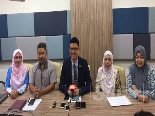 Kar Hing (tengah) pada sidang media di pejabatnya di sini, hari ini.