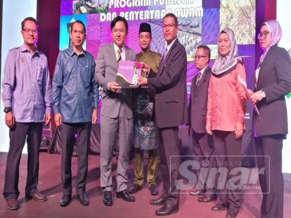 Choo Kiang (tiga dari kiri) menerima naskhah Draf Rancangan Tempatan Daerah Kerian 2035 disampaikan Helmi (empat dari kanan) sambil diiringi Abdul Yunus (dua dari kiri) dan Hasnul Zulkarnain (tengah).