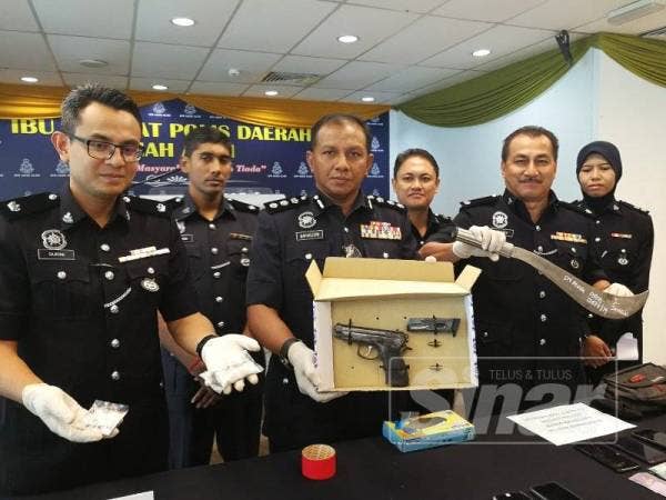 Baharudin (tengah) menunjukkan bahan rampasan kes melepaskan tembakan di Alam Megah.