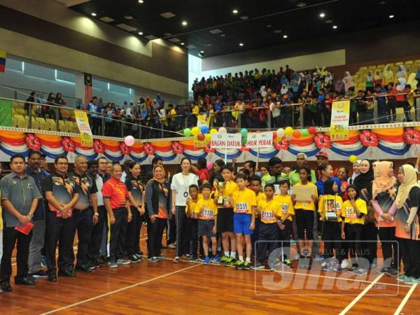 Tuanku Zara berkenan bergambar bersama peserta Kejohanan Kids' Athletics peringkat Negeri Perak 2019.
