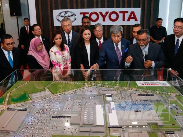 Sultan Sharafuddin diiringi Tengku Permaisuri Norashikin berkenan melihat replika kilang semasa menyempurnakan Majlis Meraikan 50 Tahun Pengeluaran Kenderaan Toyota di Malaysia di kilang pemasangan terbaharu kenderaan itu di kawasan perindustrian Bukit Raja, hari ini.