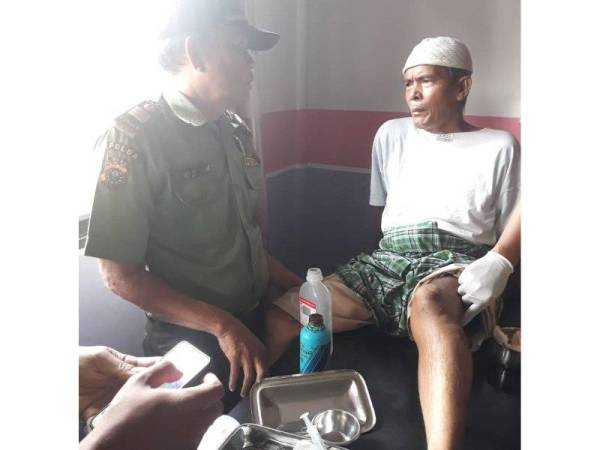 Mangsa menerima rawatan selepas cedera digigit buaya ketika hendak membuang air besar di Sungai Kuantan.
