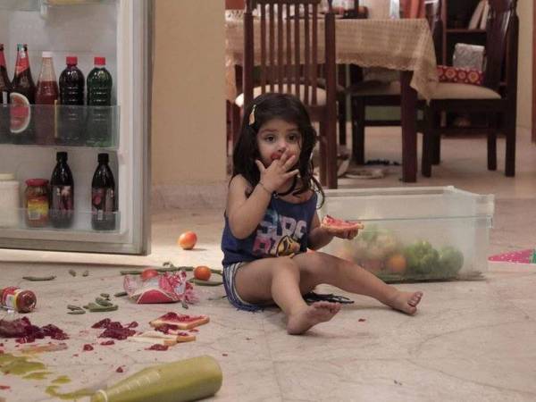 Hari meruntun melihat anak kecil ini berusaha sendiri mengisi perutnya yang lapar.