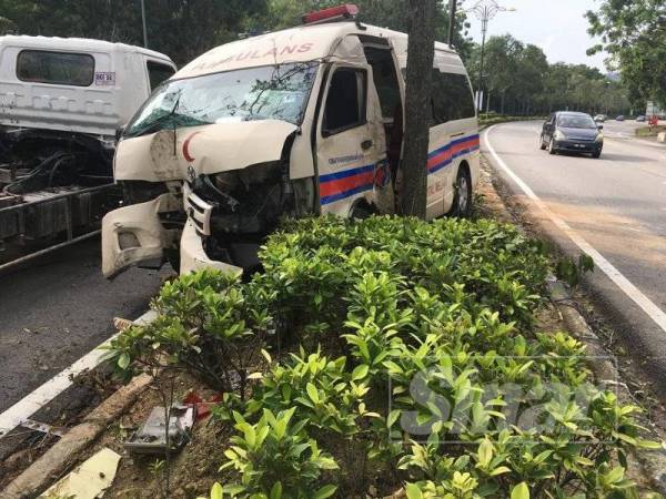 Keadaan ambulan yang dinaiki kesemua mangsa selepas hilang kawalan lalu terbabas ke pembahagi jalan dan melanggar pokok di Lebuh Ayer Keroh petang semalam.