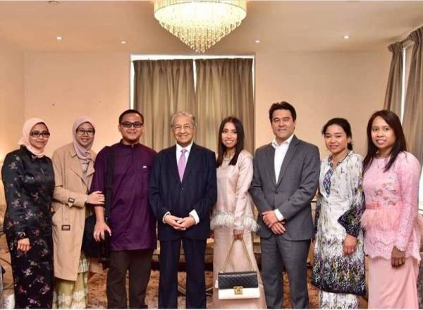 DR Mahathir bergambar dengan ibu bapa Ainul Mardhiah dan pakar-pakar yang bertanggungjawab melakukan pembedahan ke atas bayi comel berkenaan. 