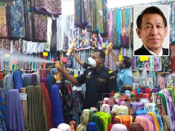 Semburan racun serangga dilakukan dalam sebuah kedai ketika aktiviti gotong royong Majlis Bandaraya Alor Setar (MBAS) semalam. (Gambar kecil: Norhizan)