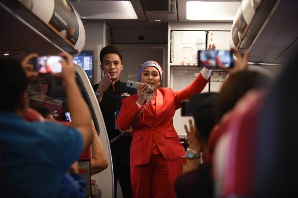 
Aksi Azharina ketika membuat persembahan di dalam penerbangan dari Kuala Lumpur ke Kota Kinabalu, Sabah.